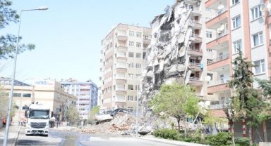 Diyarbakır'da bir kısmı çöken ağır hasarlı binanın kontrollü yıkımı başladı