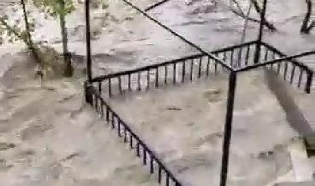 Diyarbakır'da çay taştı, bahçeler su altında kaldı