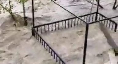 Diyarbakır'da çay taştı, bahçeler su altında kaldı