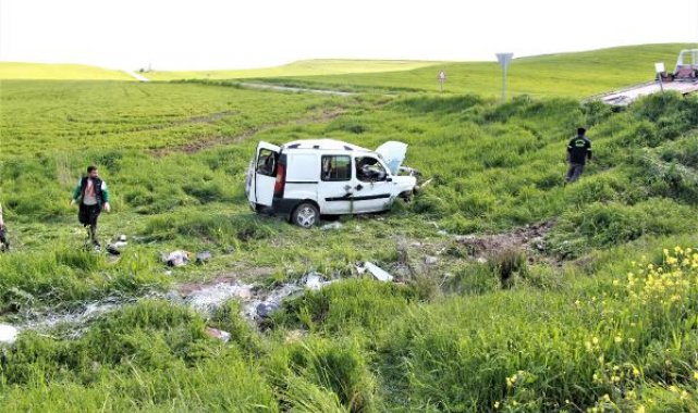 Diyarbakır'da hafif ticari araç şarampole yuvarlandı: 4 yaralı