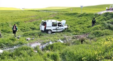 Diyarbakır'da hafif ticari araç şarampole yuvarlandı: 4 yaralı
