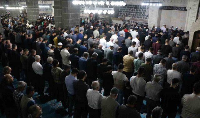 Diyarbakır'da Kadir Gecesi dualarla idrak edildi