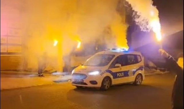 Diyarbakır'da kavga ihbarına giden polislere meşaleli ve pastalı sürpriz