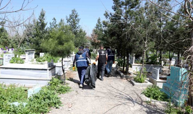 Diyarbakır'da mezarlıklarda bayram temizliği