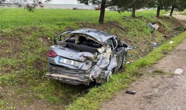 Diyarbakır'da otomobil şarampole yuvarlandı: 1'i ağır 5 yaralı
