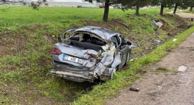 Diyarbakır'da otomobil şarampole yuvarlandı: 1'i ağır 5 yaralı