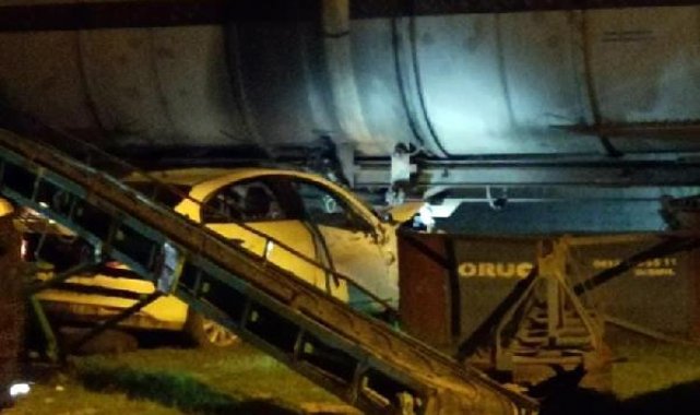 Diyarbakır'da otomobil, yük trenine çarptı: 3 yaralı