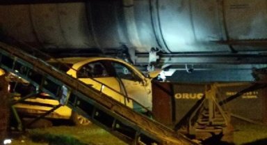 Diyarbakır'da otomobil, yük trenine çarptı: 3 yaralı