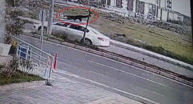 Diyarbakır'da otomobilin çarptığı kadın hayatını kaybetti; kaza anı kamerada