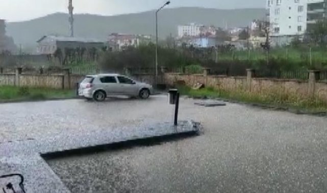 Diyarbakır'da rüzgar ve dolu yağışı günlük yaşamı olumsuz etkiledi