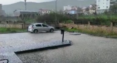 Diyarbakır'da rüzgar ve dolu yağışı günlük yaşamı olumsuz etkiledi