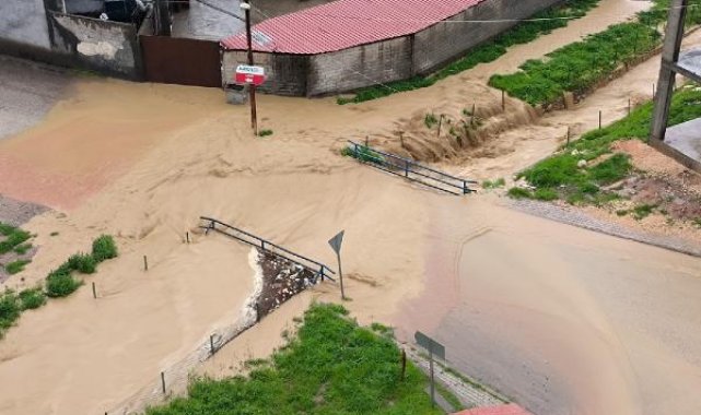 Diyarbakır'da sağanak; dere taştı
