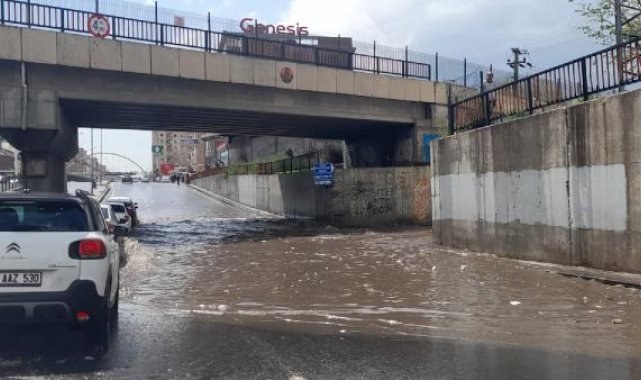 Diyarbakır'da sağanak; yollar göle döndü