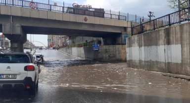 Diyarbakır'da sağanak; yollar göle döndü