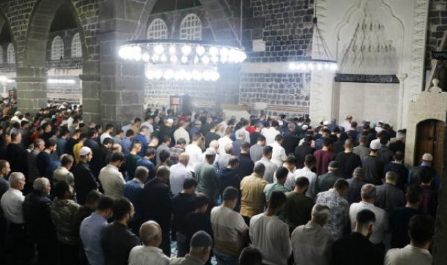 Diyarbakır'da tarihi Ulu Cami, Kadir Gecesi'nde doldu taştı