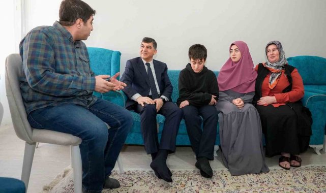 Doktor olmak isteyen öğrenciyi evinde ziyaret etti