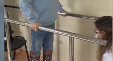 Doktorları 'Oturabilirsen şükret' dedi, o ayağa kalkmayı başardı