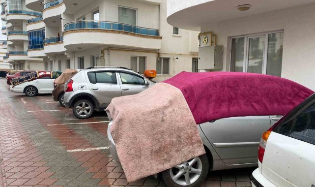 Dolu yağışına karşı araçlara battaniye ve yorganlı koruma