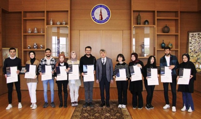 DPÜ'de depremzedelerle ilgili çalışmalarında görev alan öğrencilere teşekkür belgesi