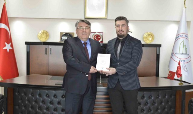Dr. Gümüş, Yeni Yayınlanan Kitabını ZBEÜ Rektörü Özölçer'e takdim etti