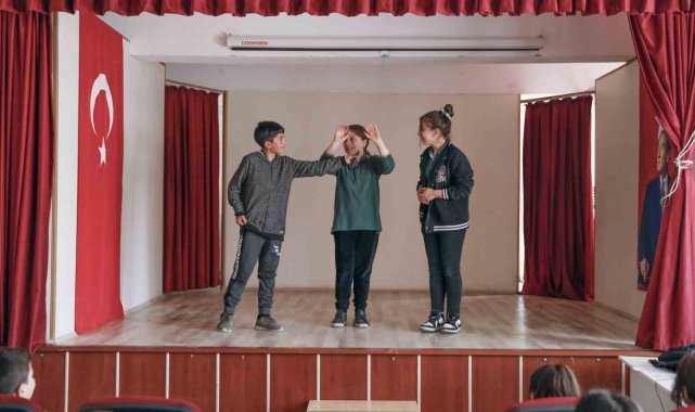 Drama etkinliğinde öğrencilerin yüzü güldü
