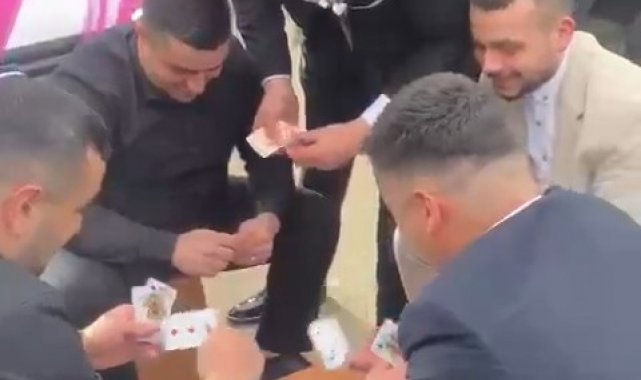 Düğün konvoyunun önünü kestiler, iskambil oynayıp bahşiş aldılar