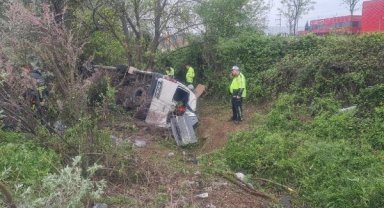 Düğüne gidenleri taşıyan minibüs şarampole devrildi: 14 yaralı