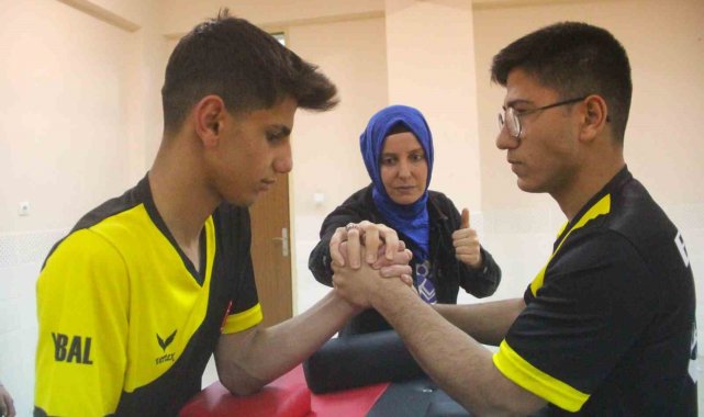 Dünya şampiyonu Emel öğretmen artık öğrencileri için ter döküyor