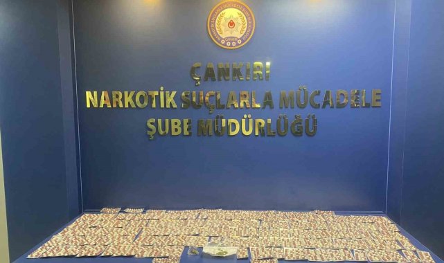 Durdurulan araçta 2 bin 505 adet sentetik ecza hapı ele geçirildi: 2 gözaltı