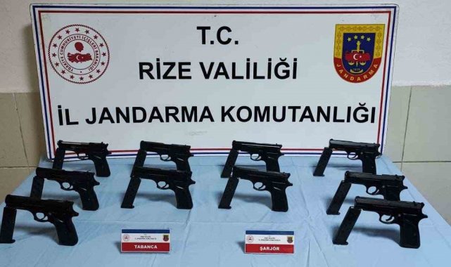 Durdurulan yolcu otobüsünden ruhsatsız tabanca yakalandı
