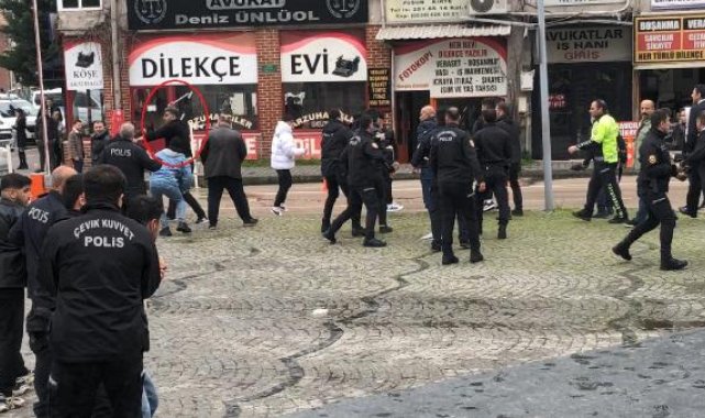 Duruşma sonrası adliye önünde bıçaklı kavga