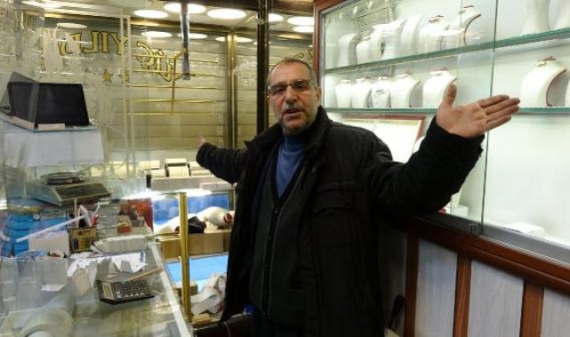 Duvarı delip, 23 kilo altın çaldılar