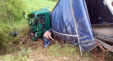Edirne'de tarlaya giren TIR'ın şoförü yaralandı