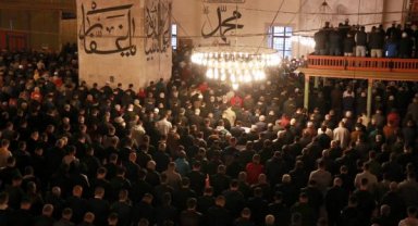 Edirne'de yaşayanlar bayram namazında Eski Cami'yi doldurdu