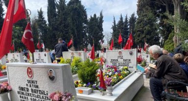 Edirnekapı Şehitliği'nde buruk bayram