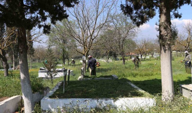 Efeler'de mezarlıklar Ramazan Bayramı için hazırlanıyor