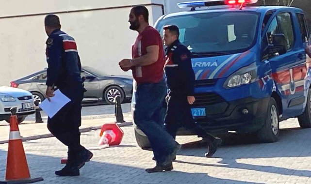 Ehliyetsiz sürücü rögar kapağı çalarken yakalandı