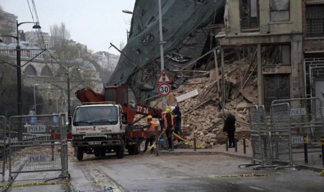 ek bilgi ve fotoğraf Beyoğlu'nda 5 katlı tarihi bina çöktü