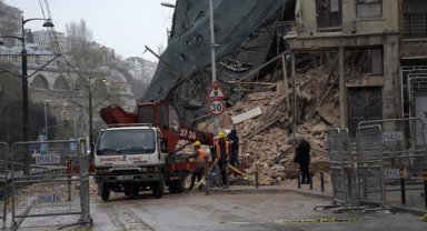 ek bilgi ve fotoğraf Beyoğlu'nda 5 katlı tarihi bina çöktü