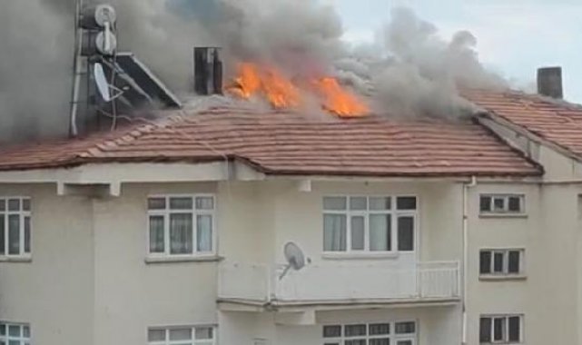 Elazığ'da 3 katlı binanın çatısında yangın
