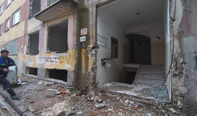 Elazığ'da, ağır hasarlı binadaki doğal gaz kaçağı paniğe neden oldu
