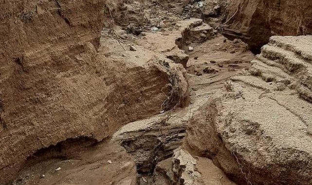Elazığ'da aşırı yağışlar sonrası köy yolu yarıldı