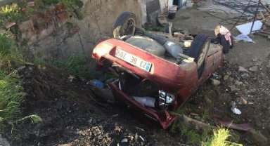 Elazığ'da otomobil şarampole devrildi: 5 yaralı