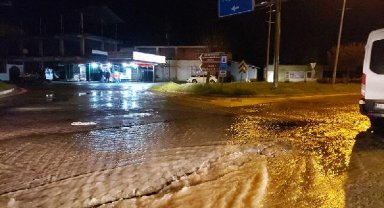 Elazığ'da sağanak; Bingöl kara yolunda ulaşım tek şeritten sağlanıyor