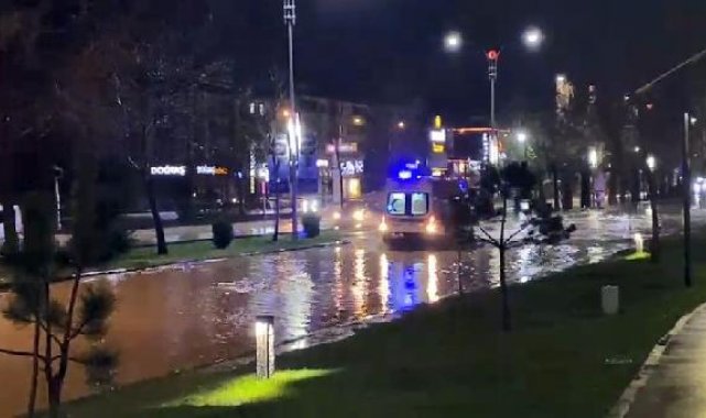 Elazığ'da sağanak; cadde ve sokaklar suyla doldu