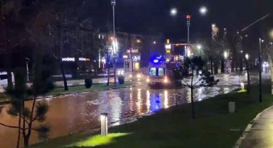Elazığ'da sağanak; cadde ve sokaklar suyla doldu