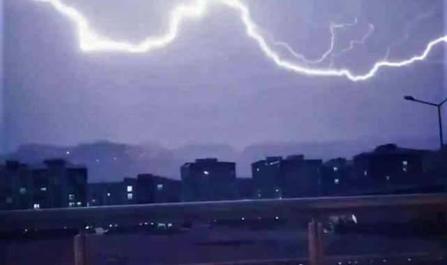 Elazığ'da şimşekler geceyi aydınlattı