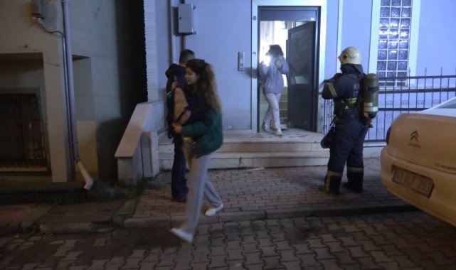 Elektrik panosundan çıkan yangın mahalleliyi sokağa döktü