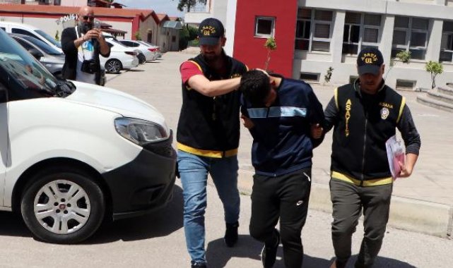 Elindeki çuvaldan çalıntı su saatleri çıktı