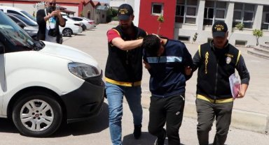 Elindeki çuvaldan çalıntı su saatleri çıktı